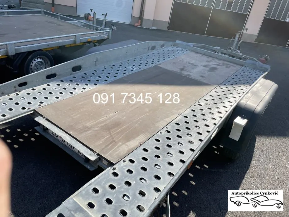 Detalj perforiranog navoza auto prikolice
